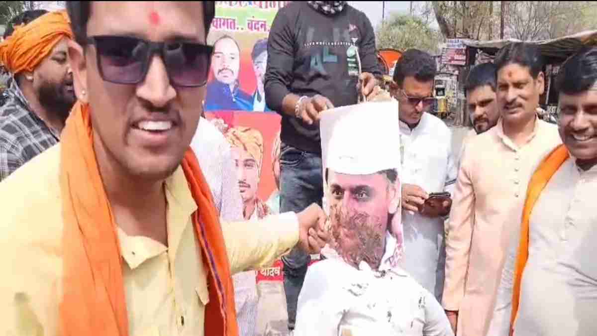 VHP ने अखिलेश यादव को बताया ‘मौलाना’: सपा प्रमुख के ‘गाय से दुर्गंध’ वाले बयान पर बवाल, कथावाचक बोले- ये मुल्ला मुलायम की औलाद…
