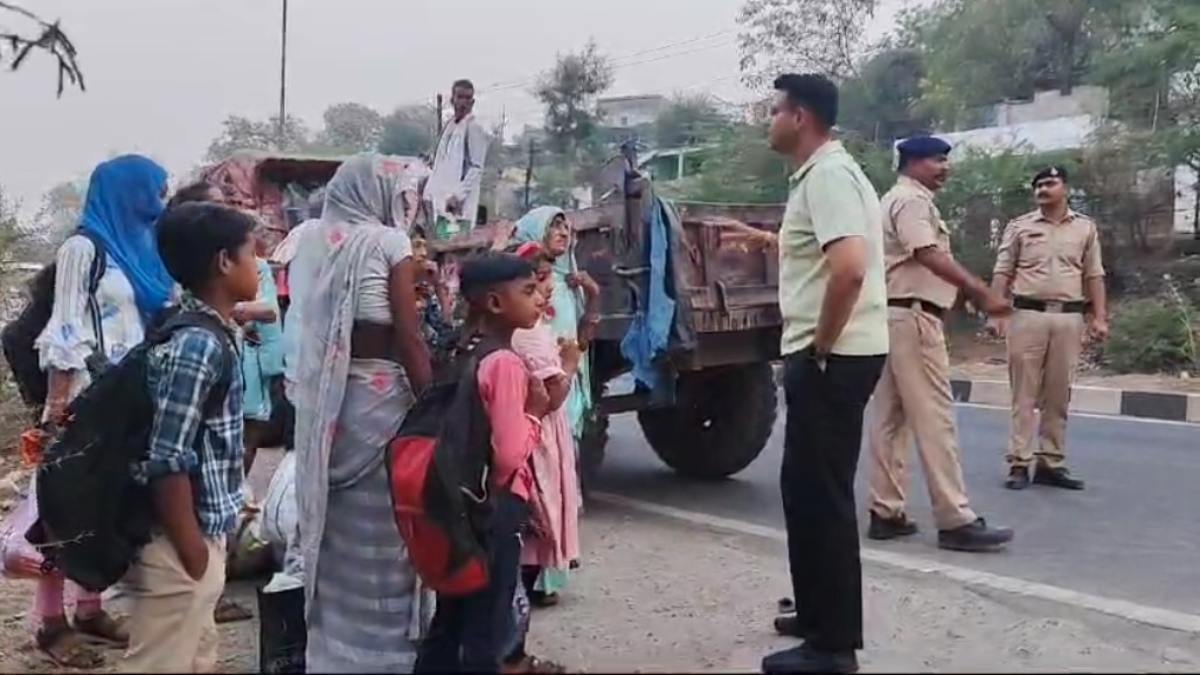 ओवरलोडिंग पर शिकंजा: ट्रैक्टर में ठसाठस भरे बच्चों को देख मचा हड़कंप, SP ने कार्रवाई कर दिए ये निर्देश