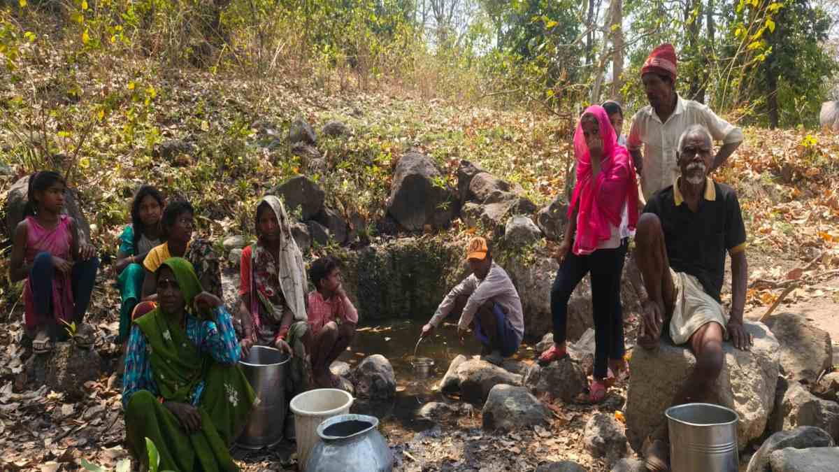 पेयजल की ऐसी किल्लतः बूंद-बूंद पानी के लिए संघर्ष, पहाड़ों से रिसते गंदे पानी से ग्रामीण, पशु और जंगली जानवर बुझा रहे प्यास
