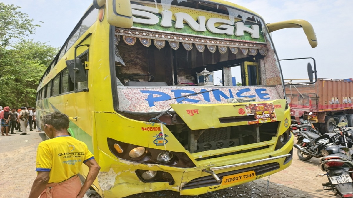 औरंगाबाद में बस ने सड़क किनारे खड़ी ऑटो को मारी जोरदार टक्कर, हादसे में 4 साल के मासूम की मौत, 5 लोग घायल