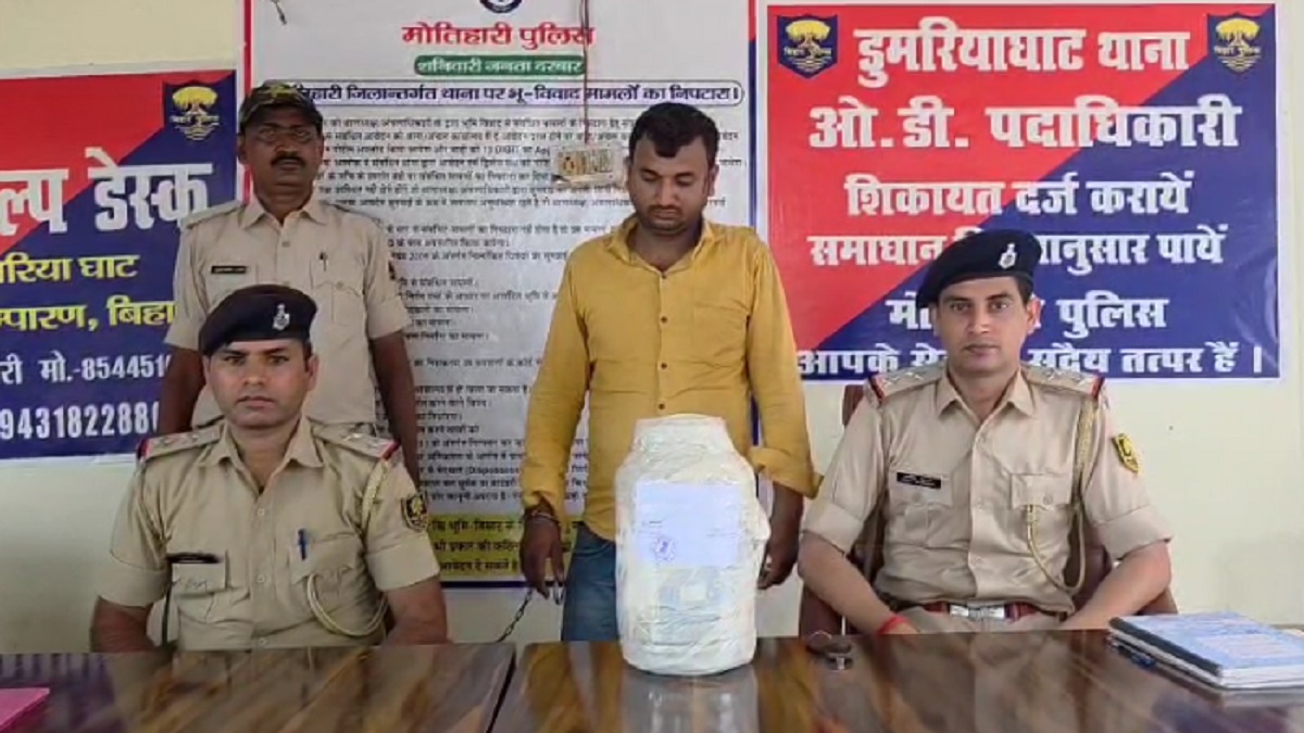 मोतिहारी में लग्जरी कार से 5.6 किलो चरस के साथ तस्कर गिरफ्तार, अंतरराष्ट्रीय बाजार में 2 करोड़ बताई जा रही कीमत