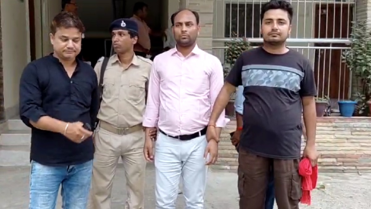बाबू साहब तो निकल लिए, लेकिन कर्मचारी को फंसा दिया! सासाराम में 1 लाख 10 हजार का घूस लेते हुए रंगे हाथों गिरफ्तार हुआ डाटा ऑपरेटर, निगरानी टीम ने धर दबोचा