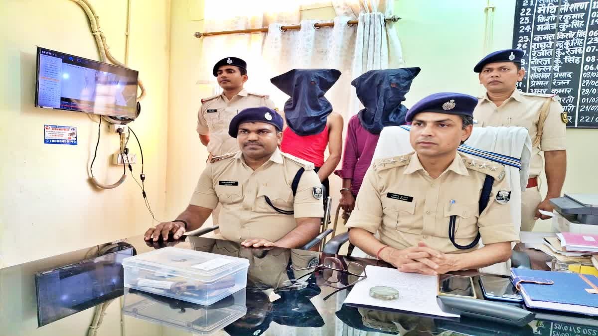 चाची से एकतरफा प्यार में पागल था भतीजा, दिल्ली से लौटते चाचा का कर दिया मर्डर, हथियार के साथ दो गिरफ्तार