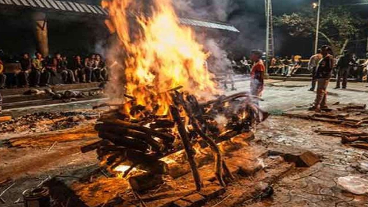 मोतिहारी: आरोपी के घर के सामने हुआ मृतक का अंतिम संस्कार, जमीनी विवाद में पीट-पीट कर की गई थी हत्या, 5 बच्चों का पिता था मृतक
