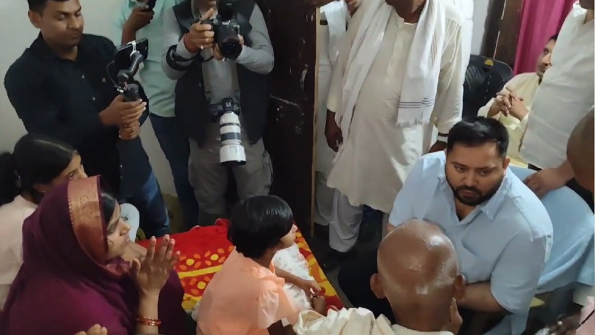 शहीद पवन पंडित के परिजनों से मुलाकात करने बेगूसराय पहुंचे नेता प्रतिपक्ष तेजस्वी यादव, सरकार से कर दी ये बड़ी मांग