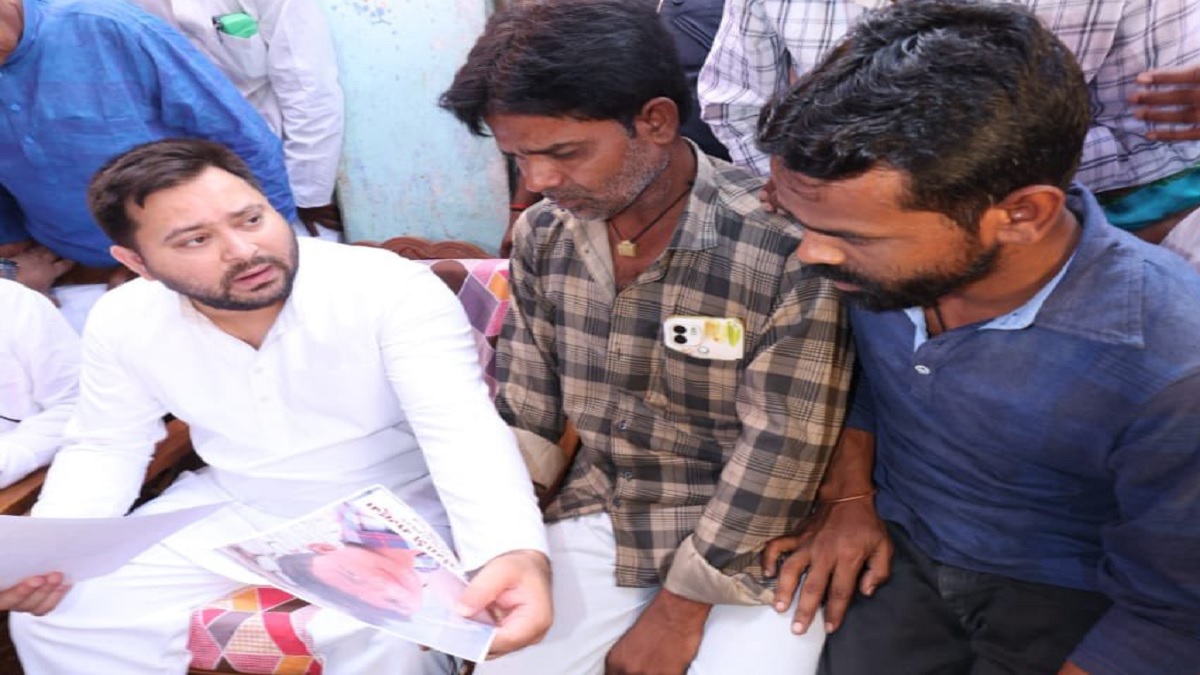 ‘जब पुलिस ही करने लगे गुंडों का काम’, बांका में पीड़ित परिवार से मिलने पहुंचे तेजस्वी यादव ने पुलिसिया कार्रवाई और बिहार सरकार पर जमकर बोला हमला