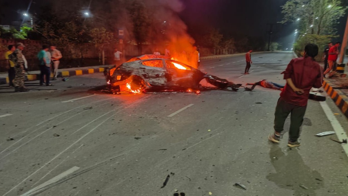 नया रायपुर में रफ्तार का कहर : पोल से टकराकर कार बनी आग का गोला, युवक की मौत