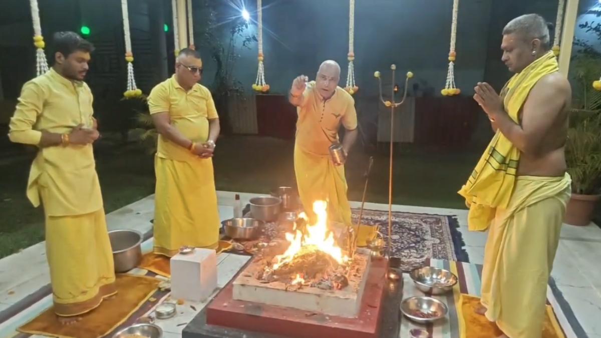 ‘भारत-पाकिस्तान के बीच युद्ध की संभावना’, आतंक का सर्वनाश करने शत्रु नाश अनुष्ठान, लाल मिर्च की दी जा रही आहुतियां