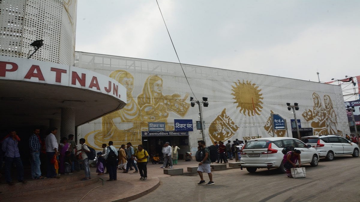 Patna Junction : पटना जंक्शन पर महिला TTE और महिला यात्री के बीच विवाद, सुरक्षा व्यवस्था के बीच तनावपूर्ण माहौल