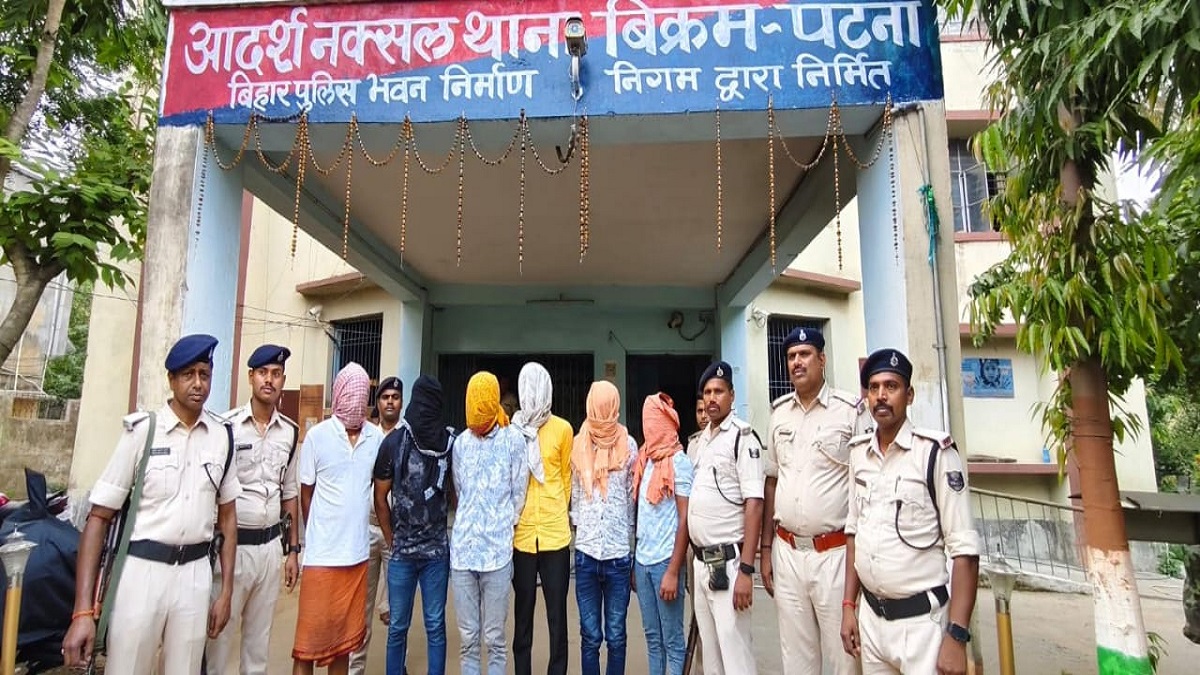 पटना के बिक्रम में पुलिस और अपराधियों के बीच मुठभेड़, 6 अपराधी गिरफ्तार, एक को लगी गोली, पिस्टल मैगजीन और दो बाइक बरामद