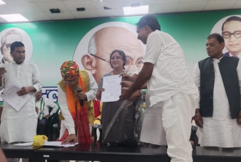 Bihar News: पंकज मानसिंहका को फिर सौंपी गई जेडीयू व्यवसायिक प्रकोष्ठ की कमान, परिवहन मंत्री शीला मंडल ने सौंपा मनोनयन पत्र