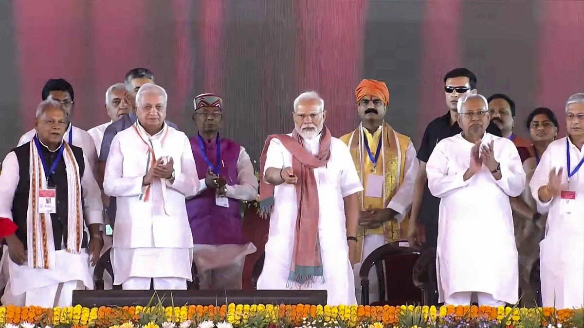 PM Modi in Vikramganj: बिक्रमगंज पहुंचे प्रधानमंत्री नरेंद्र मोदी, 48,520 करोड़ रुपये से अधिक परियोजनाओं की दी सौगात