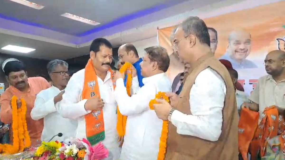 विधानसभा चुनाव से पहले राजद को लगा बड़ा झटका, राजद के कई नेताओं ने अपने समर्थकों के साथ थामा बीजेपी का दामन