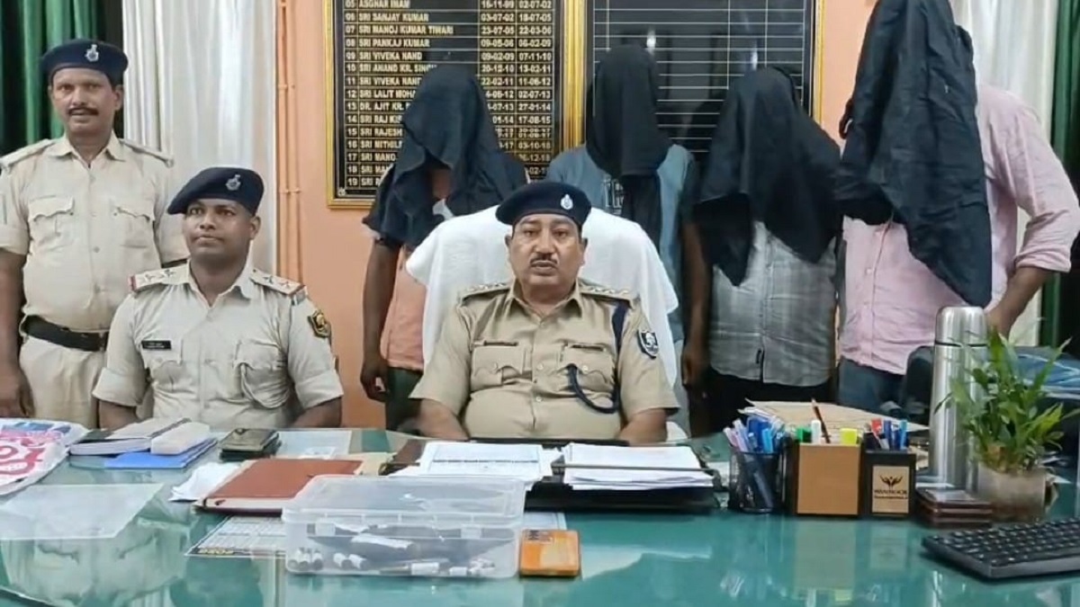 बेगूसराय पुलिस को मिली बड़ी सफलता, लूट की साजिश रच रहे चार अपराधियों को हथियार के साथ किया गिरफ्तार