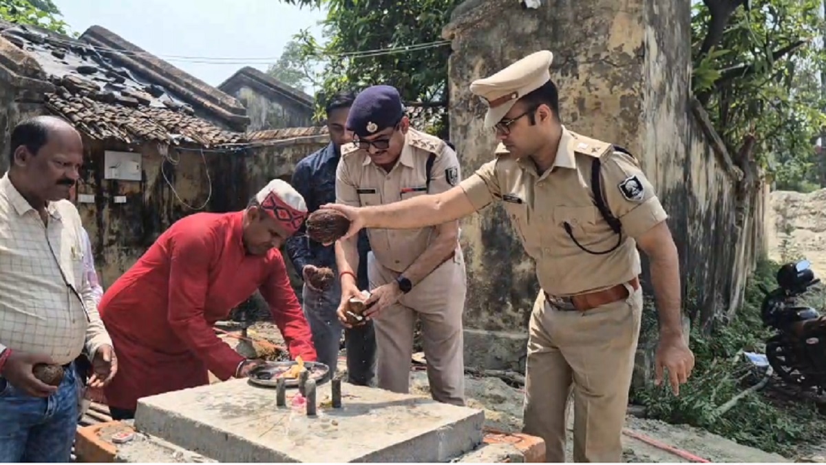 मोतिहारी: कब्जे की जमीन पर महिला पुलिसकर्मियों के लिए बनेगा 300 बैरकों वाला भवन, एसपी स्वर्ण प्रभात ने किया भूमि पूजन