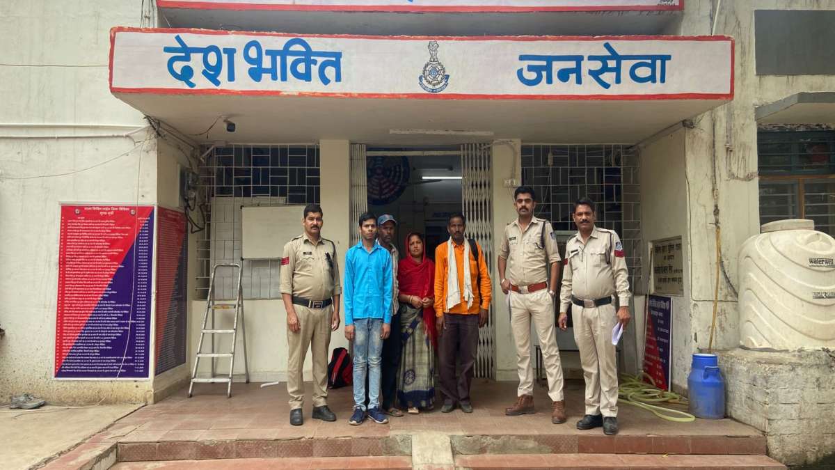 खाकी को सलाम: 10 साल से लापता मूकबधिर को परिवार से मिलाया, बेटे को पाकर खुशी से झूम उठे माता-पिता