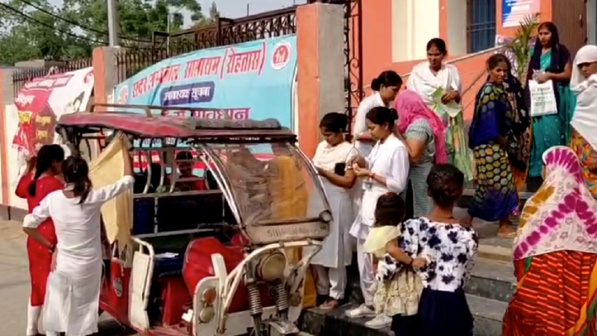 दुखद: स्वास्थ्य विभाग की लापरवाही से नवजात की मौत, अस्पताल के बाहर ई- रिक्शा में महिला को हुआ प्रसव