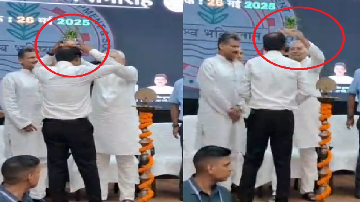 BREAKING: मुख्यमंत्री नीतीश कुमार ने एक बार फिर से सभी को चौंकाया, कार्यक्रम के दौरान मुख्य सचिव डॉक्टर एस सिद्धार्थ के सिर पर रख दिया गमला, VIDEO वायरल
