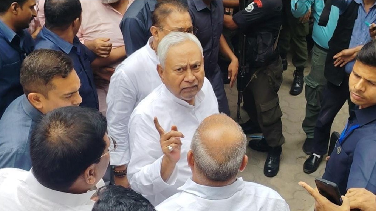 अचानक जदयू कार्यालय पहुंचे मुख्यमंत्री नीतीश कुमार, पार्टी नेताओं और कार्यकर्ताओं से की बातचीत, फिर CM आवास के लिए हुए रवाना