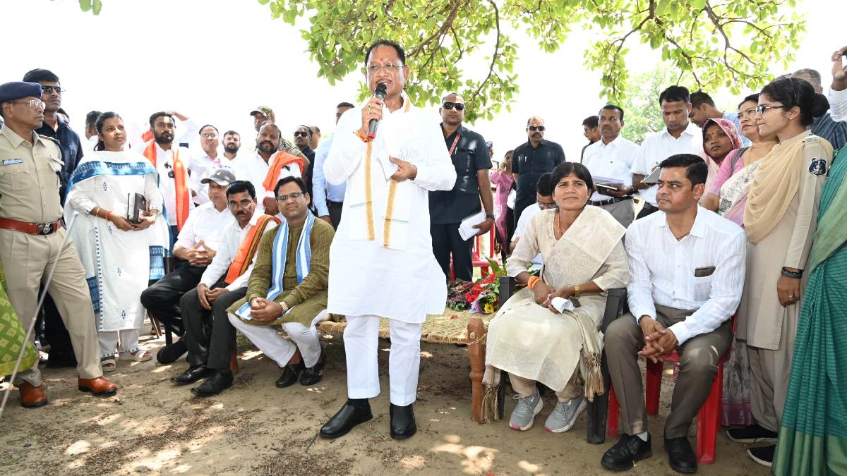 CM विष्णुदेव साय ने लगाई पीएचई के सब इंजीनियर को फटकार, कहा- ‘काम करो या सस्पेंड होने के लिए तैयार रहो, गेट आउट’
