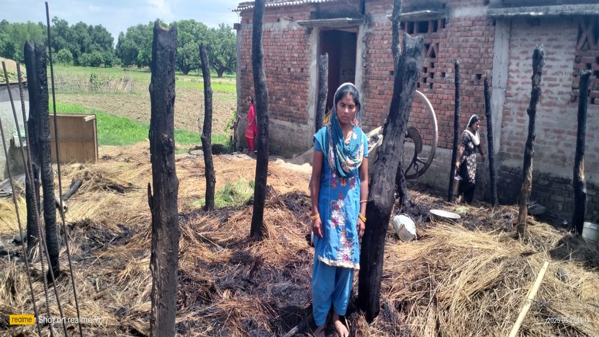 ​​Bagaha Fire News: रामनगर के खलवा टोला में भीषण आग लगी, लाखों का नुकसान, बेघर हुआ परिवार