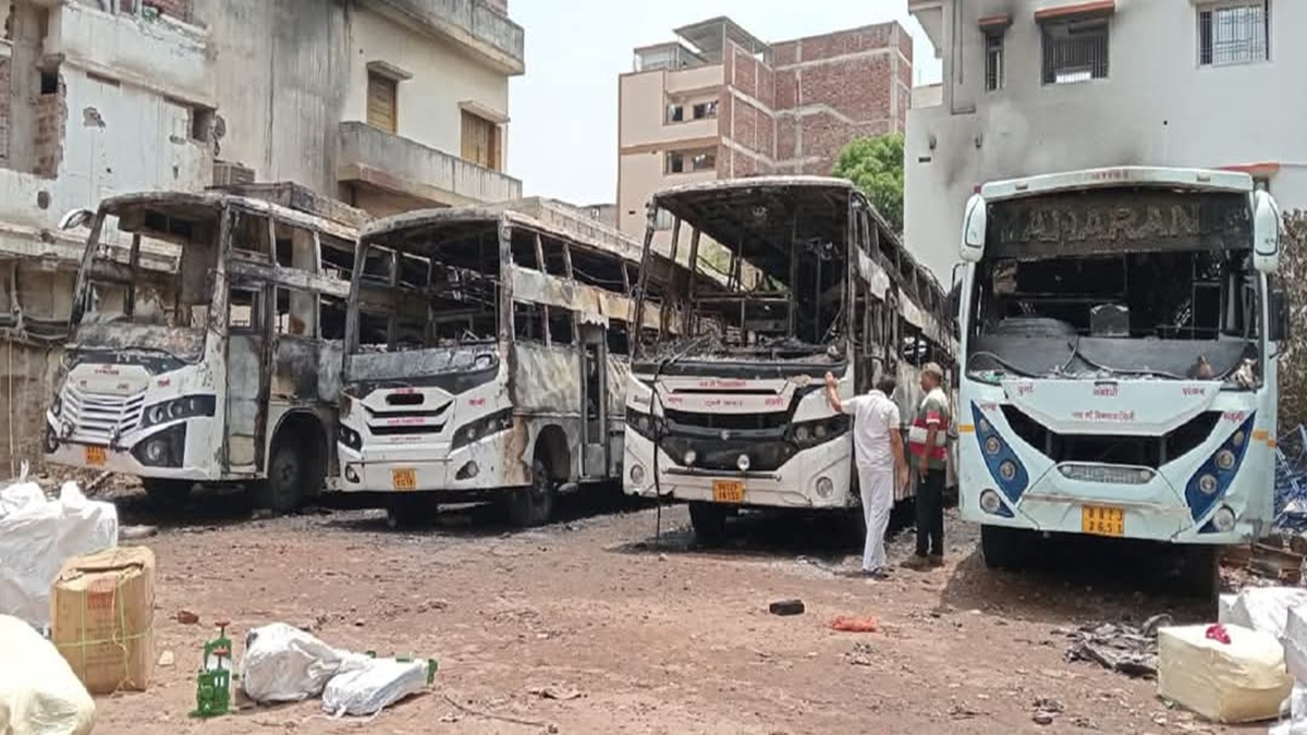 गयाजी में भीषण अग्निकांड : सरकारी बस स्टैंड पर खड़ी महारानी की 4 बसें जलकर राख, लाखों का नुकसान
