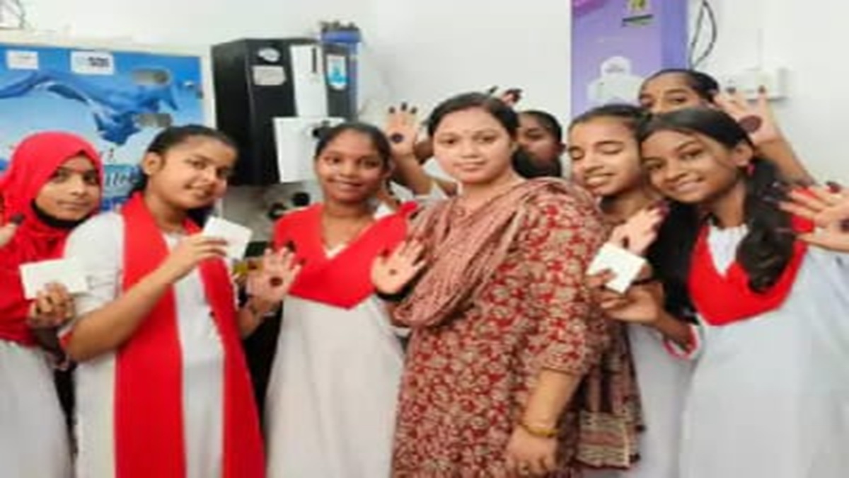 Begusarai News : सरकारी और सामाजिक संगठनों की साझा पहल से बदली तस्वीर, लड़कियों को बांटा सेनेटरी पैड