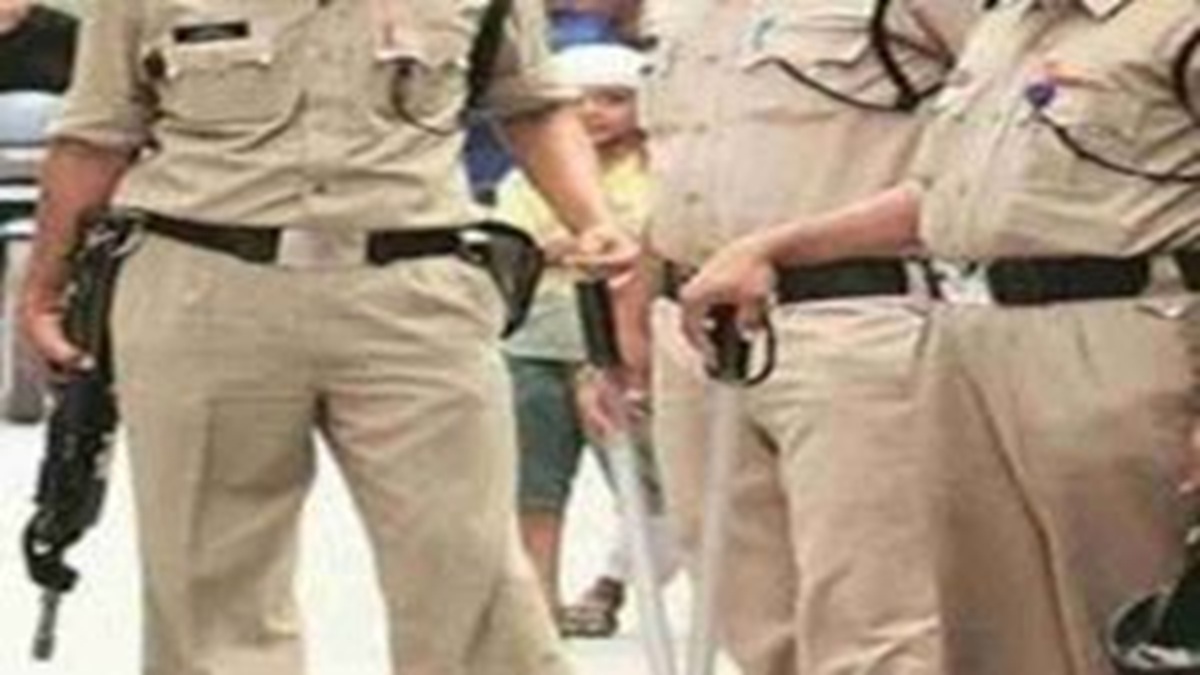 Policemen Beaten News : युवक का शव मिलने से आक्रोशित लोगों ने थाने का किया घेराव, पुलिसकर्मियों को पिटा, दरोगा ​का सिर फोड़ा