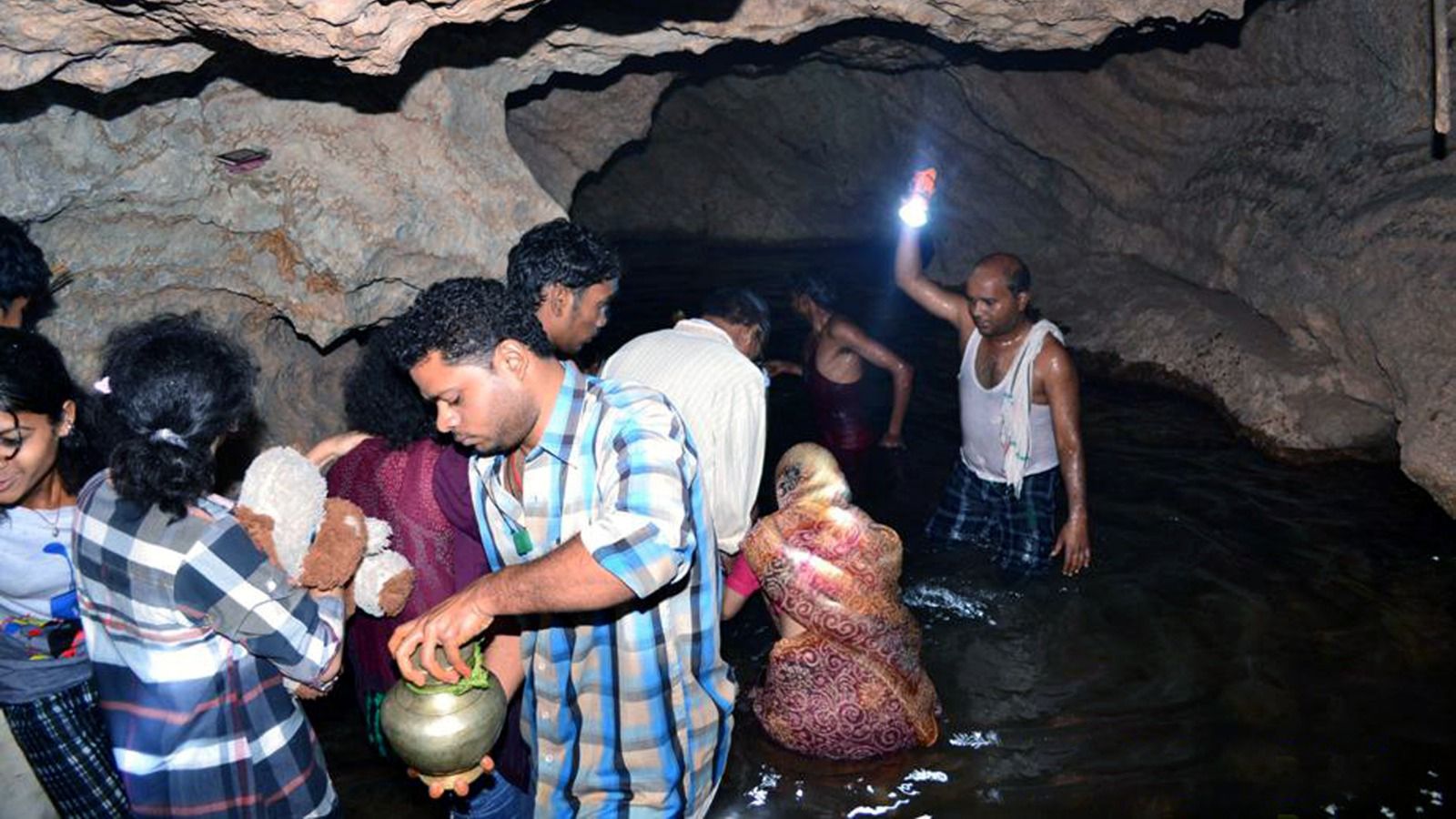 Mandeep Khol Cave in Chhattisgarh : भारत की सबसे रहस्यमयी गुफा,एक ही नदी 16 बार पार करके और दुर्गम रास्तों से होते हुए पहुंचते यहां… अंदर है महादेव का मंदिर, जहां रहते है ‘पूंछ वाले चमगादड़’