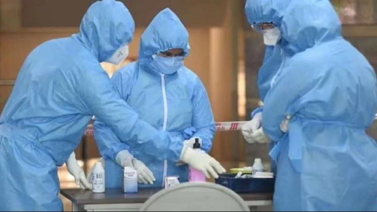 कोरोना के नए वेरिएंट से दिल्ली में पहली मौत, 60 साल की महिला ने तोड़ा दम, महाराष्ट्र में 6 मौतें