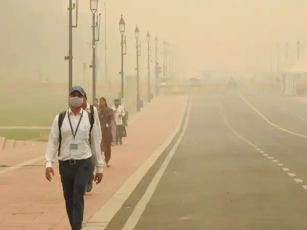 Delhi Pollution: धूल-धूल हुआ दिल्ली का आसमान, खतरनाक स्तर पर पहुंचा प्रदूषण