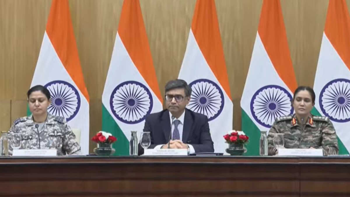 ऑपरेशन सिंदूर प्रेस कांफ्रेंस : अग्रिम मोर्चों पर सैनिकों को भेज रही पाकिस्तानी सेना, ड्रोन और लड़ाकू विमानों से भारतीय ठिकानों को बनाया निशाना…