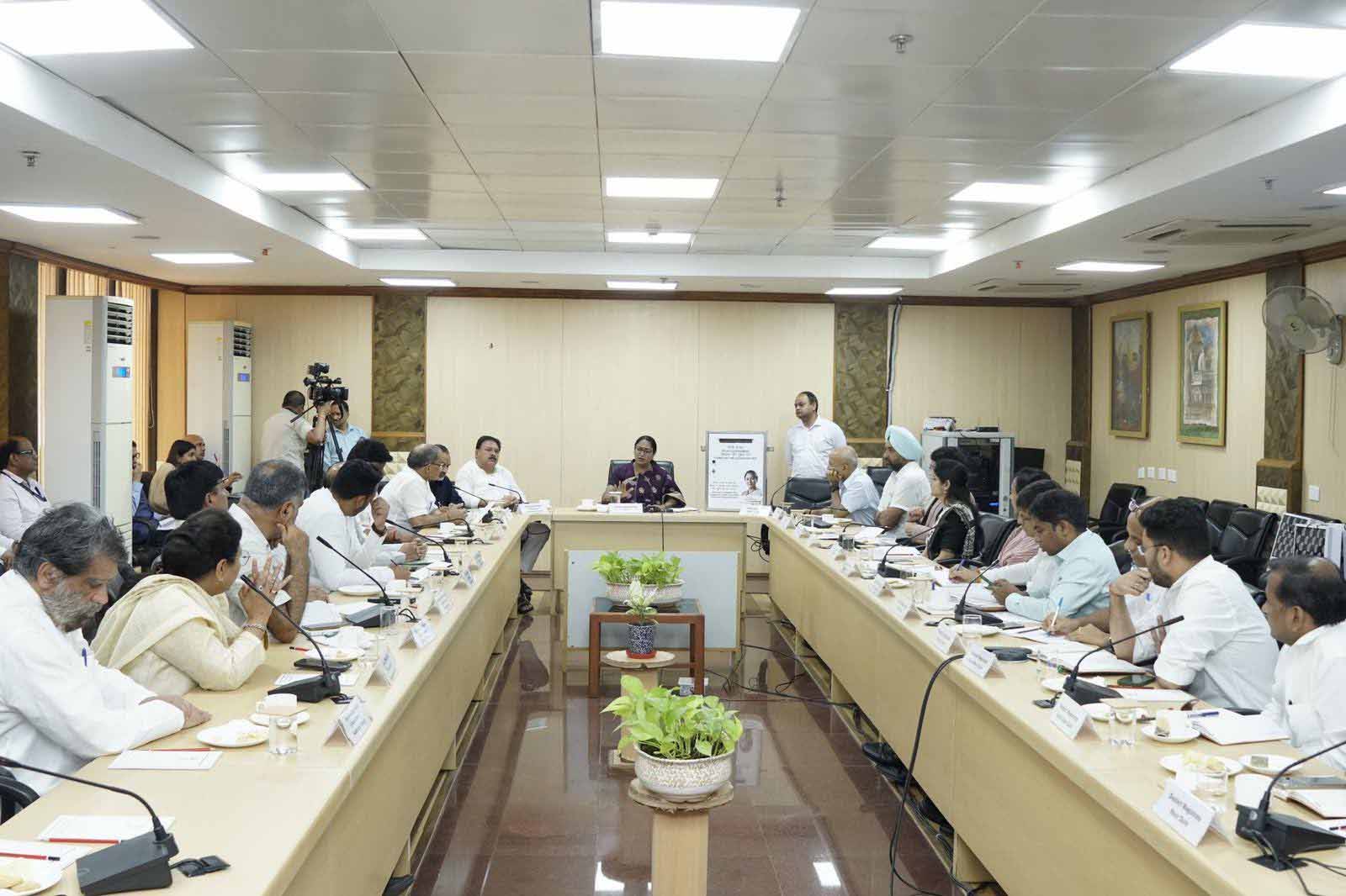 CM रेखा गुप्ता ने दिल्ली के नए BJP जिला अध्यक्षों के साथ की बैठक, दिल्ली के विकास के लिए मांगे सुझाव