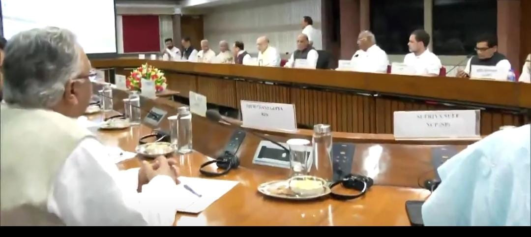 ‘हम सभी तन और मन से पीएम मोदी के साथ,’ ‘ऑपरेशन सिंदूर’ की सफलता के बाद हुई सर्वदलीय बैठक में बोले सभी दल के नेता