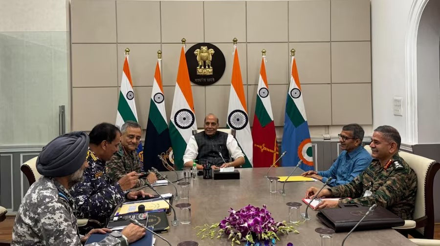रक्षा मंत्री की सीडीएस और तीनों सेना प्रमुख के साथ हाई लेवल बैठक, 2 घंटे की मीटिंग में पाकिस्तान को घुटनों पर लाने की बनी रणनीति