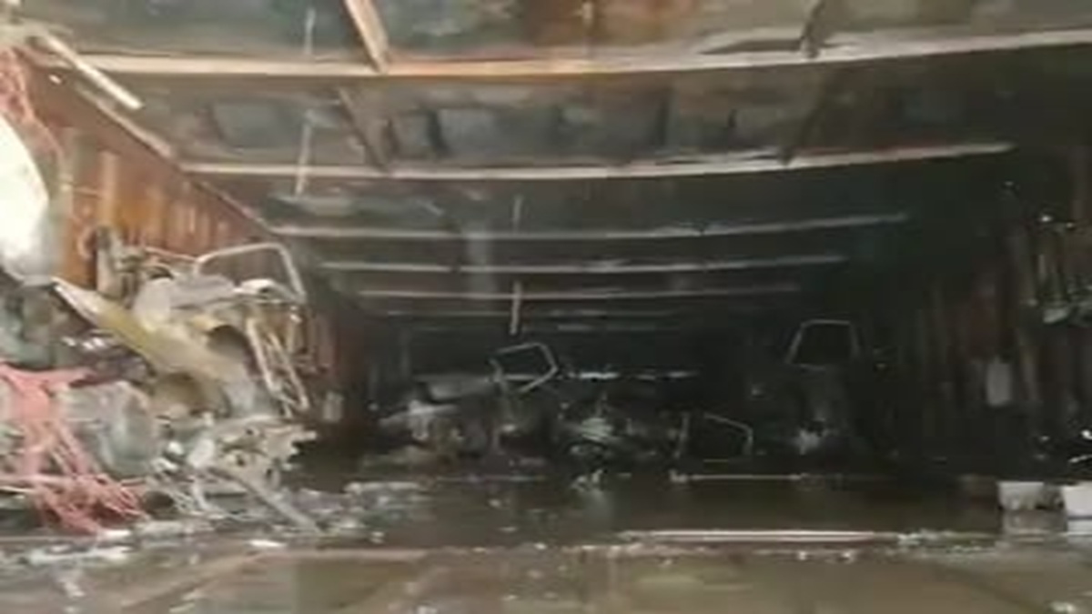 Patna Trailer Fire : पटना के सबलपुर में ट्रेलर में भयंकर आग, TVS की 25 बाइकें जलकर खाक, करोड़ों का नुकसान
