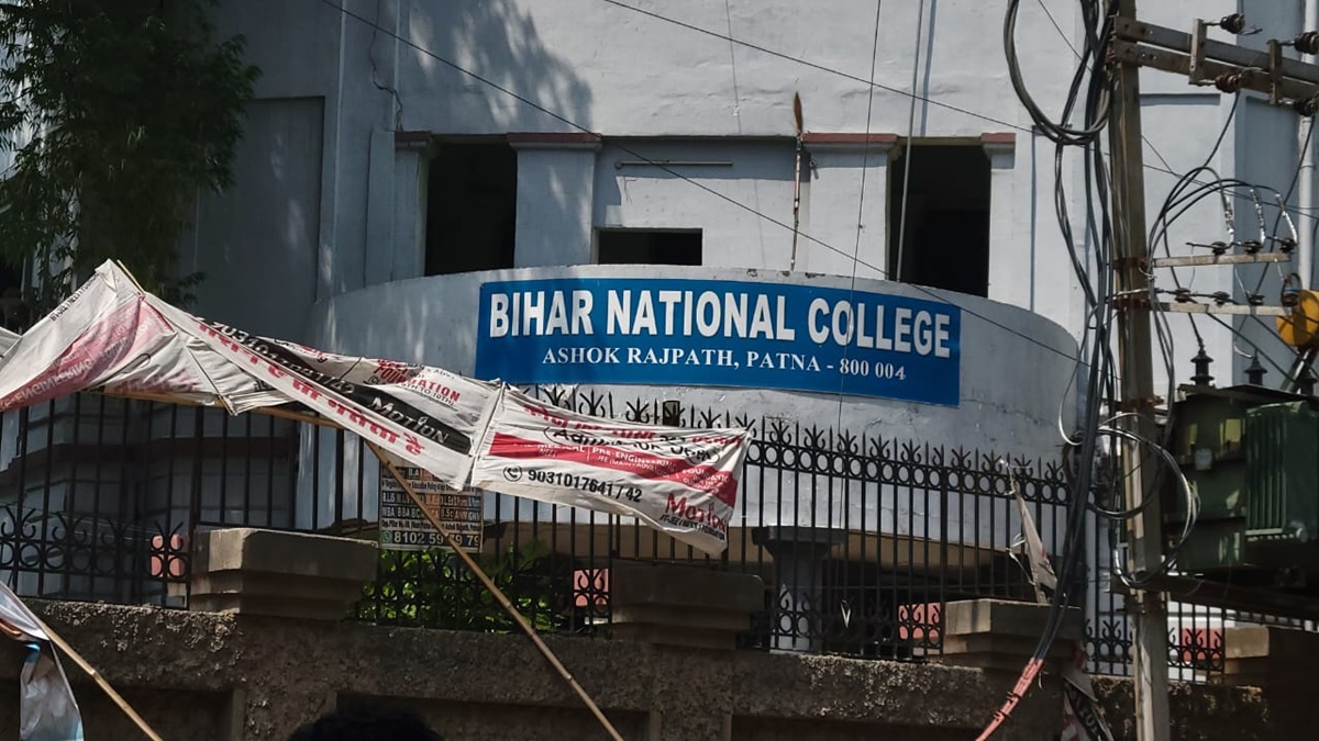 BN College : छात्रों के दो गुटों में फिर जमकर मारपीट, बमबाजी से हड़कंप, ​हिरासत में लिए गए दो छात्र