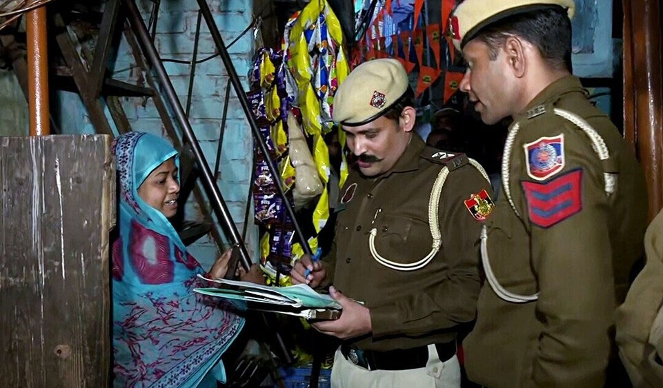 दिल्ली पुलिस का ऐक्शन; 121 अवैध बांग्लादेशियों को हिरासत में लिया, FRRO ने दिया डिपोर्ट करने का आदेश
