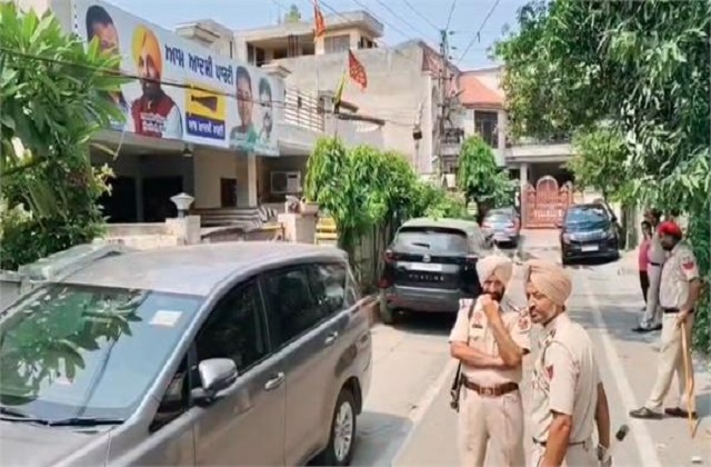 अरोरा के घर जांच के लिए पहुंची पुलिस, गाड़ी की ली गई तलाशी