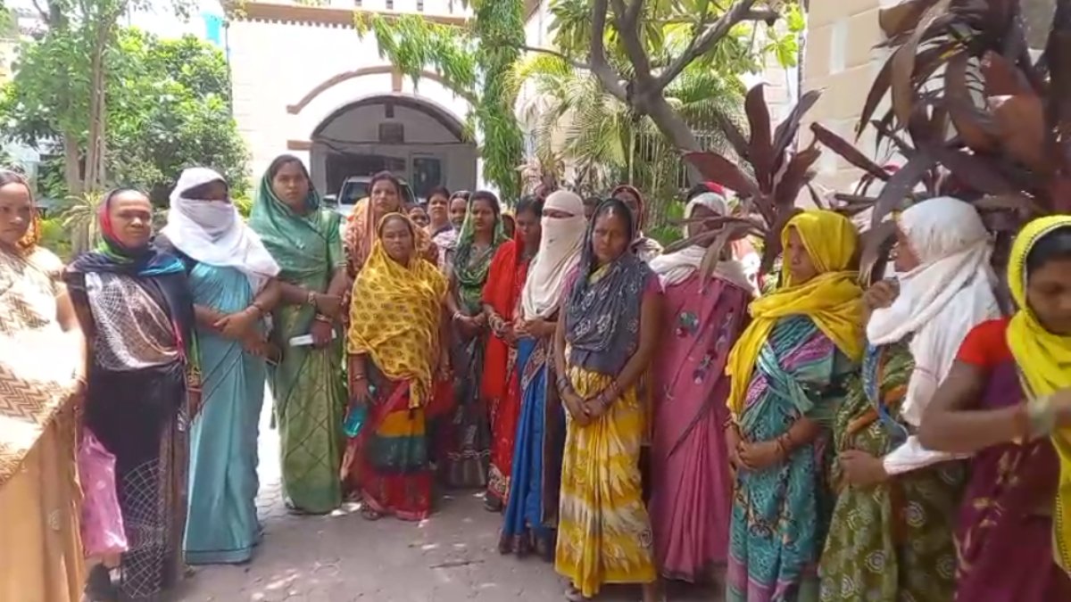 गांव की सरकारी जमीन पर मकान बनाकर 15 सालों से कर रहे देह-व्यापार, बिगड़ते माहौल से आक्रोशित ग्रामीणों ने SP से बिल्डिंग तोड़ने की रखी मांग, पुलिस पर भी लगाया मिलीभगत का आरोप..
