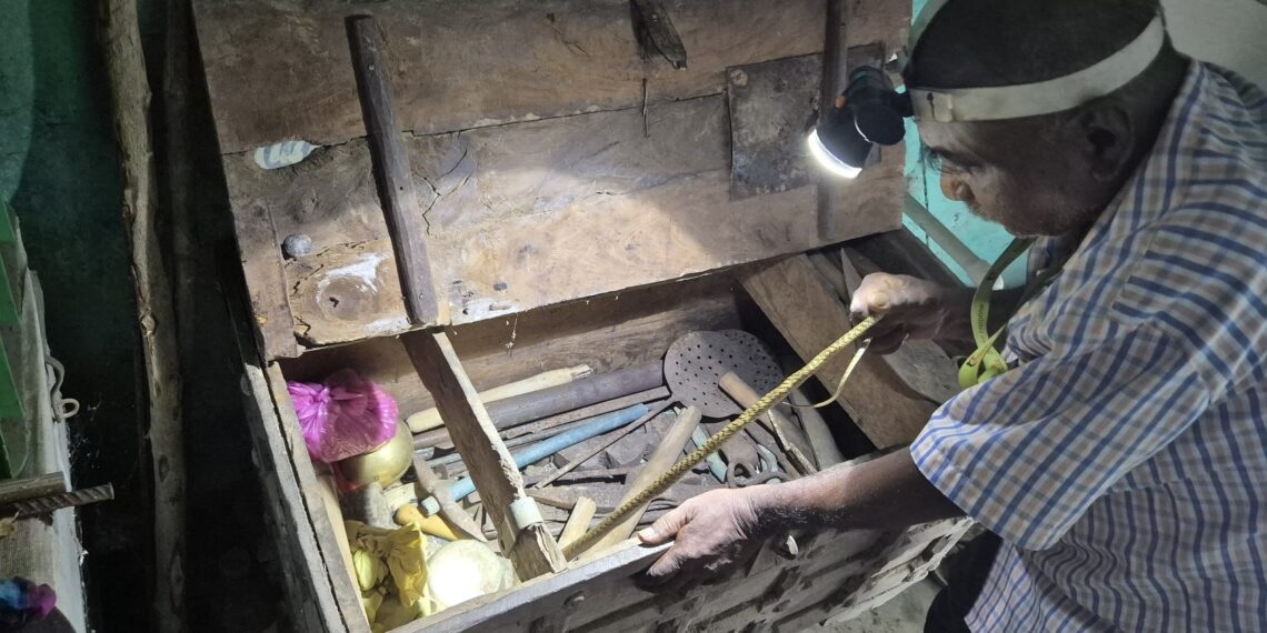 Odisha News: 300 साल पुराने संदूक में मिला जिंदा सांप, परिवार और ग्रामीण हैरान