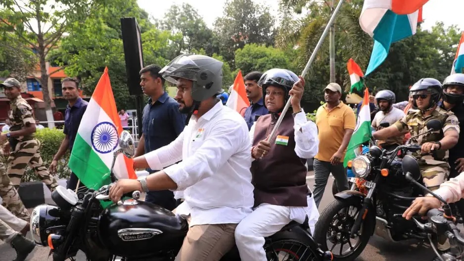 Odisha News: सीएम माझी ने भारतीय सशस्त्र बलों के सम्मान में तिरंगा यात्रा को दिखाई हरी झंडी, देखें Video