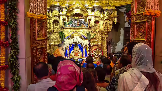 भारत-पाक तनाव के बीच सिद्धिविनायक मंदिर का बड़ा फैसला, नारियल और फूलों के हार पर रोक