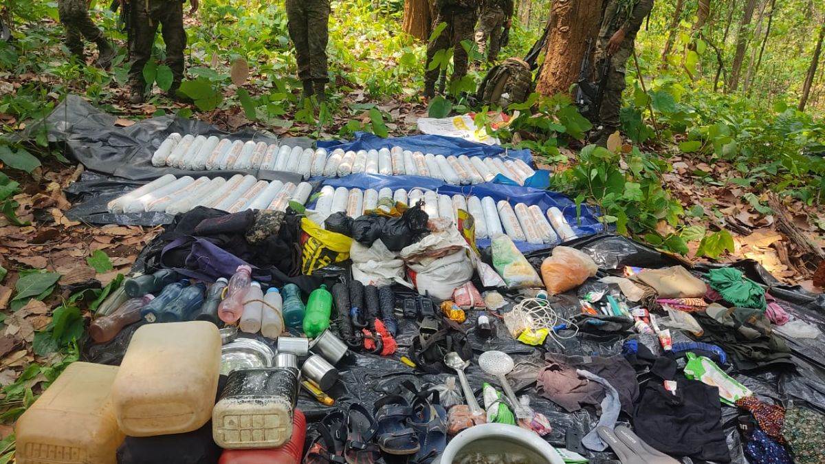भारी मात्रा में विस्फोटक बरामद, माओवादियों ने बंदूक की नोक पर लूटा