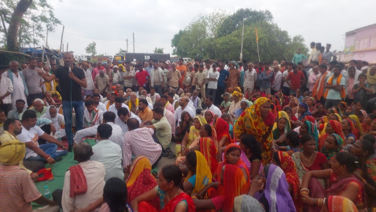 Villagers Blocked Roads : सड़कों पर ग्रामीणों ने लगाया जाम, करने लगे अधिकारियों से मांग, पुलिस पर उठने लगे सवाल ?