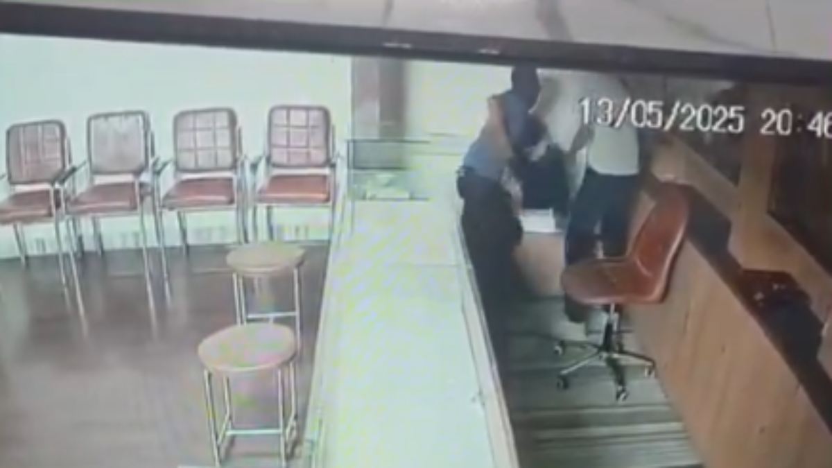CG Crime: ज्वेलरी शॉप में लूटेरों ने दुकान संचालक की बेटी को मारी गोली, CCTV फुटेज आया सामने…
