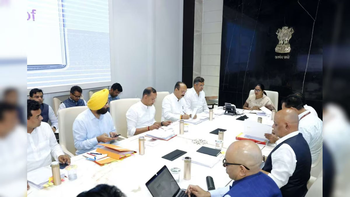 दिल्ली-NCR में पल्यूशन को दूर भगाने के लिए होगी कृत्रिम बारिश, कैबिनेट बैठक में CM रेखा गुप्ता ने ट्रायल को दी मंजूरी