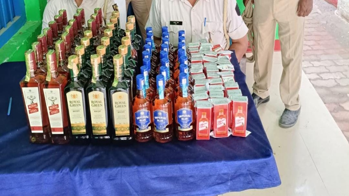 Purnia Liquor News : पूर्णिया में लग्जरी बस से शराब तस्करी का भंडाफोड़: प्रेमी जोड़ा, महिला सरगना समेत 7 गिरफ्तार, 258 लीटर शराब जब्त
