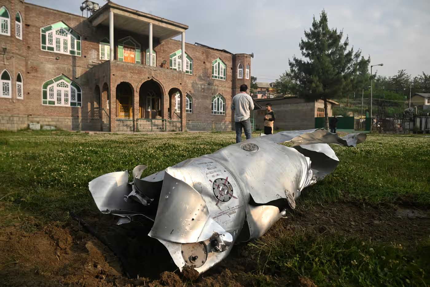 भारतीय सेना ने पाकिस्तान का चीनी फाइटर जेट JF-17 को मार गिराया, बठिंडा में भी पाकिस्तानी जेट क्रैश, देखें वीडियो