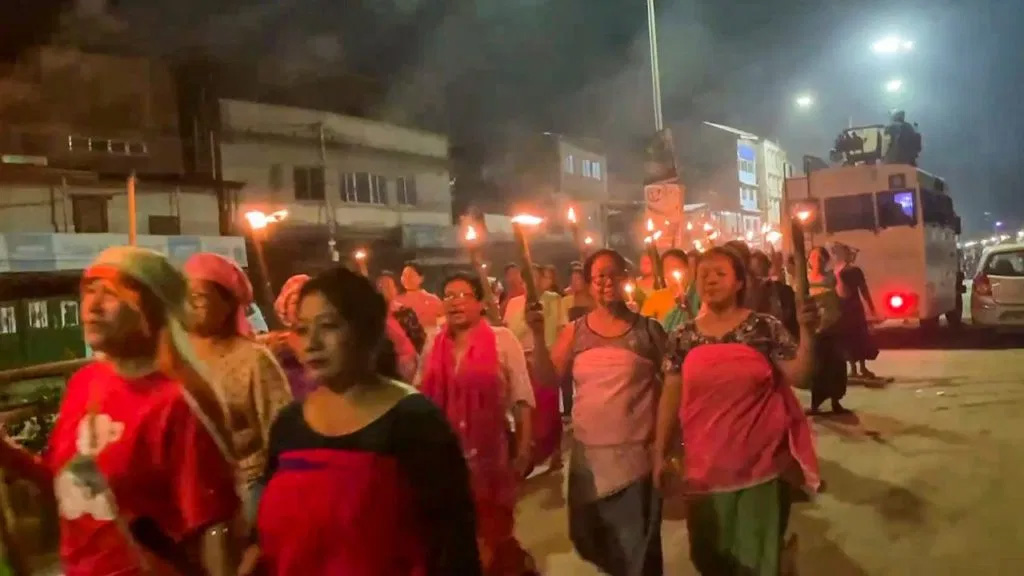 मणिपुर के कई जिलों में गुस्साई जनता का विरोध प्रदर्शन, प्रदर्शनकारियों ने केंद्र सरकार के दफ्तरों पर लगाए ताले